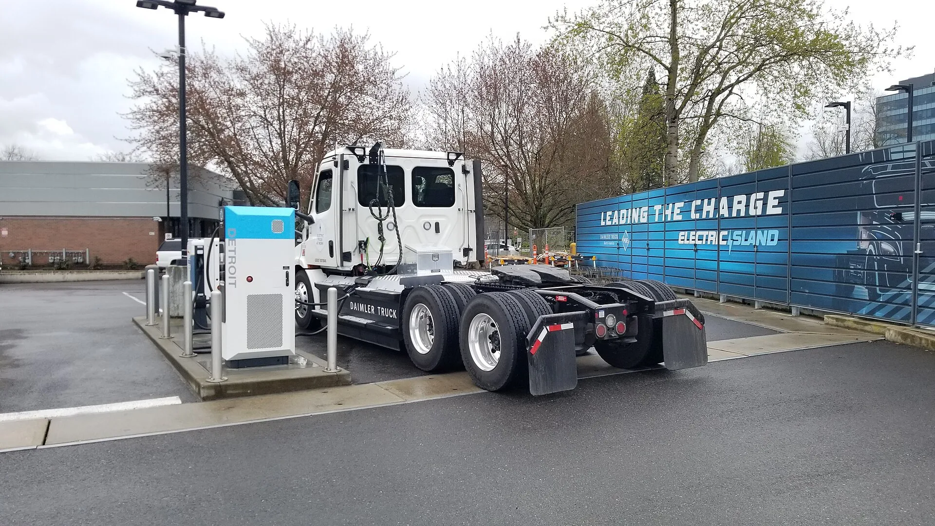 Freightliner eCascadia մարտկոցային էլեկտրական բեռնատարը միացված է լիցքավորման կայանին